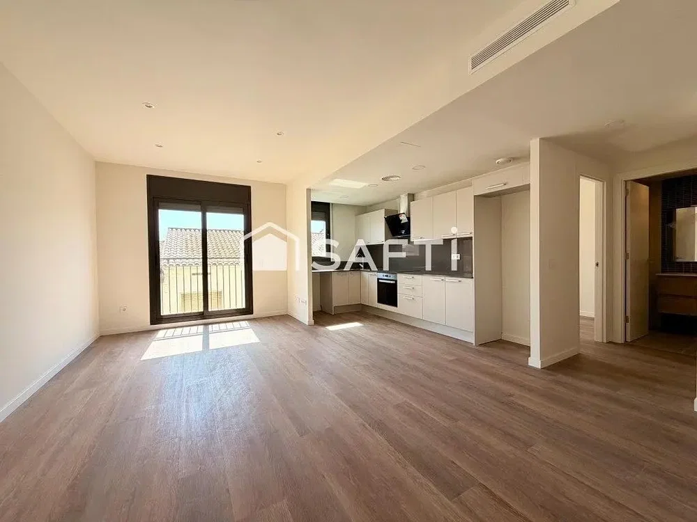 Salón; suelo de madera, luz natural, electrodomésticos