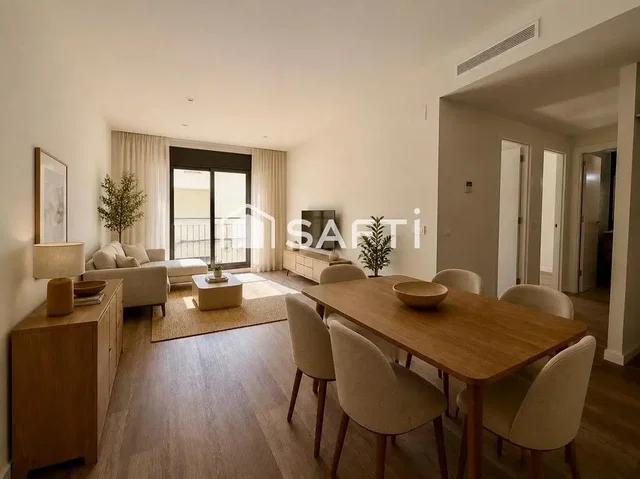 Salón; luz natural, suelo de madera, estilo moderno