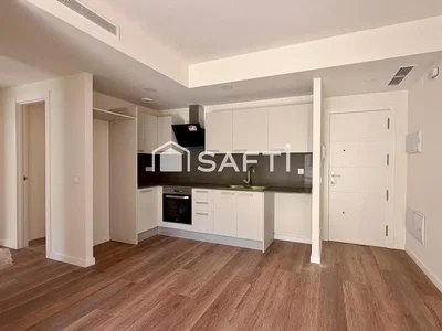 Cocina; electrodomésticos, suelo de madera, luz natural