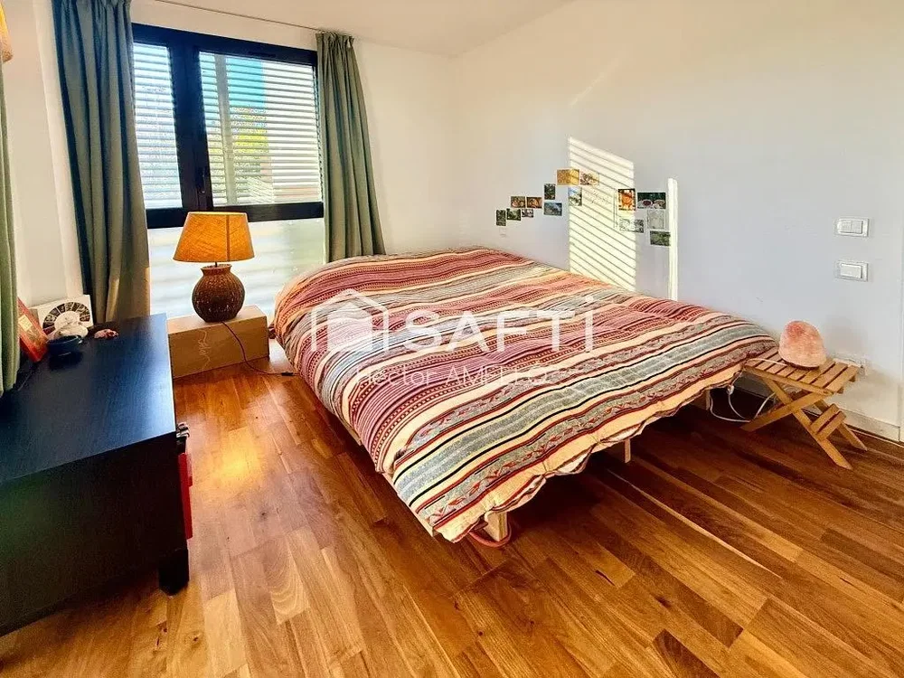 Dormitorio; suelo de madera, luz natural