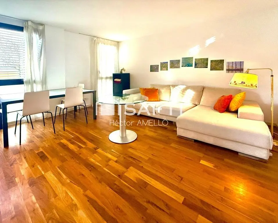 Salón; suelo de madera, luz natural, estilo moderno