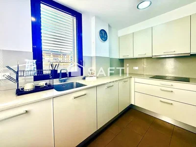 Cocina; electrodomésticos, suelo de baldosas, luz natural