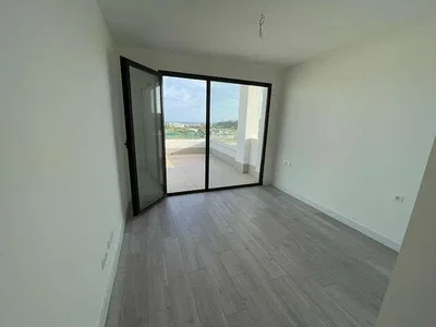 Outro; vista, chão de azulejo, luz natural