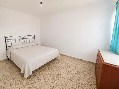 Ložnice; přirozené světlo, dlažba