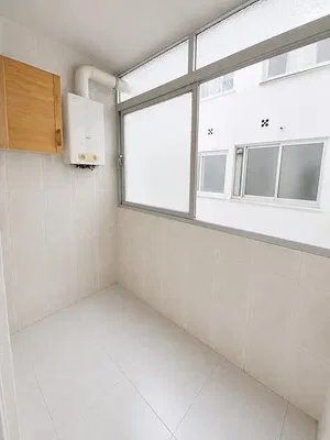 Ostatní; dlažba, ohřívač vody, přirozené světlo