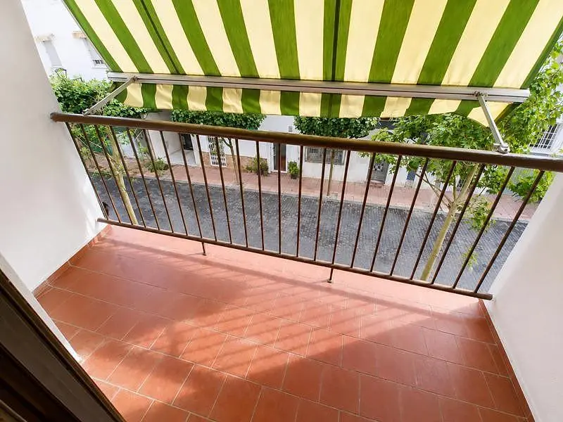 Balkon; dlažba, přirozené světlo, výhled