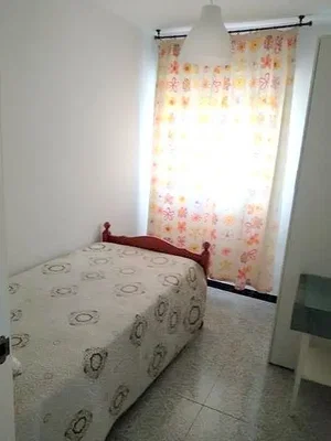 Спаваћа соба; плочице, природно светло