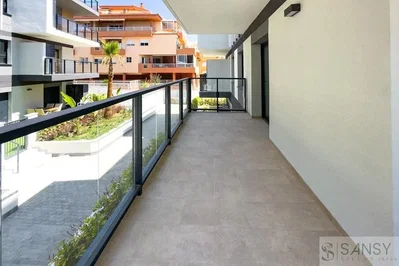Balkon; dlažba, přirozené světlo