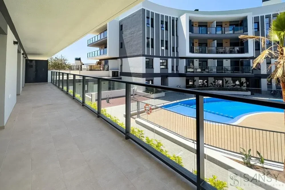 Balkon; výhled, přirozené světlo, dlažba