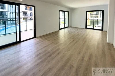 Obývací pokoj; dřevěná podlaha, přirozené světlo, výhled