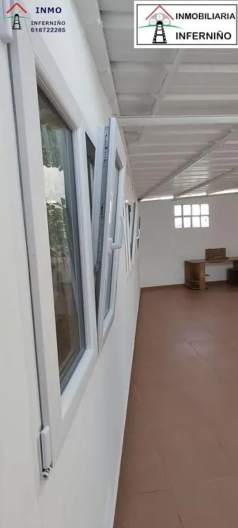 Outro; luz natural, chão de azulejo