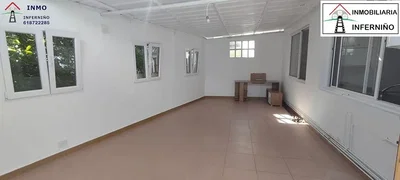 Outro; luz natural, chão de azulejo
