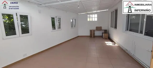 Outro; luz natural, chão de azulejo