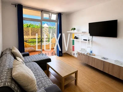 Obývací pokoj; dřevěná podlaha, přirozené světlo, moderní styl