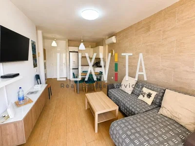 Obývací pokoj; přirozené světlo, dřevěná podlaha, moderní styl