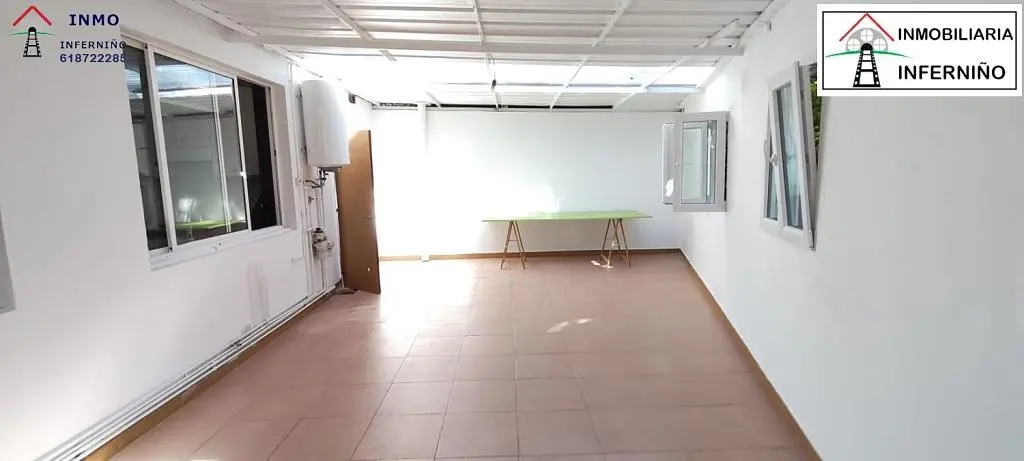 Outro; luz natural, chão de azulejo