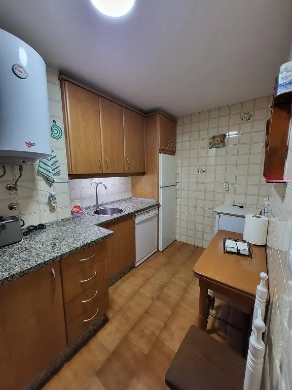 Cuisine; électroménager, carrelage, nécessite rénovation, lumière naturelle
