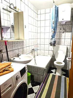 Toilettes; carrelage, lumière naturelle