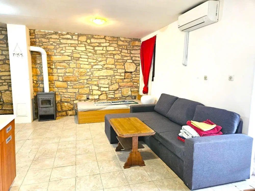 Salon; parquet, carrelage, cheminée, lumière naturelle