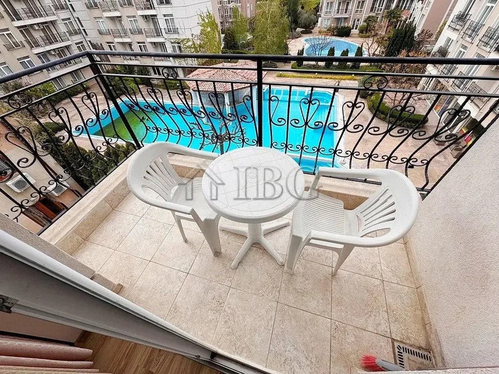 Balcón; suelo de baldosas, vista