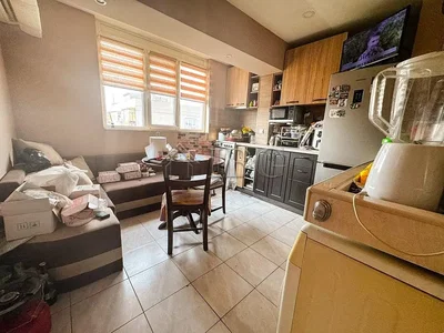 Salón; suelo de baldosas, necesita renovación, luz natural
