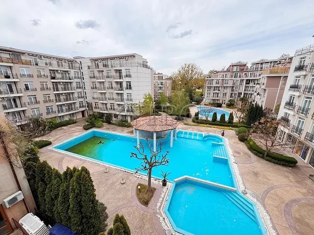 Casa y alrededores; vista, luz natural