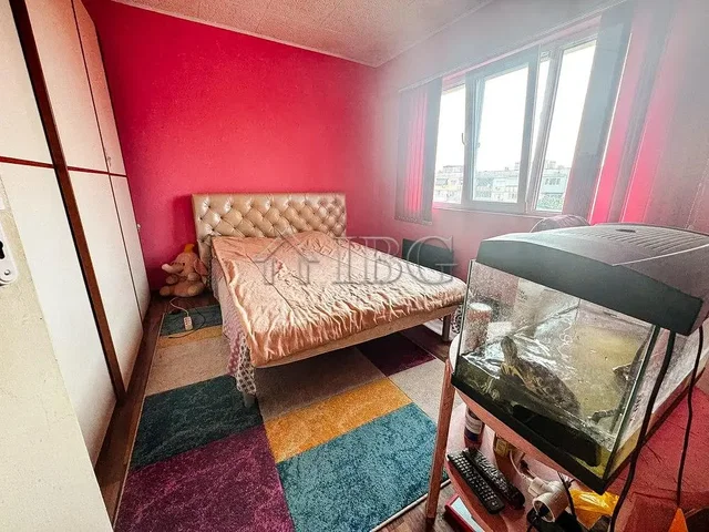 Dormitorio; suelo de madera, luz natural, necesita renovación