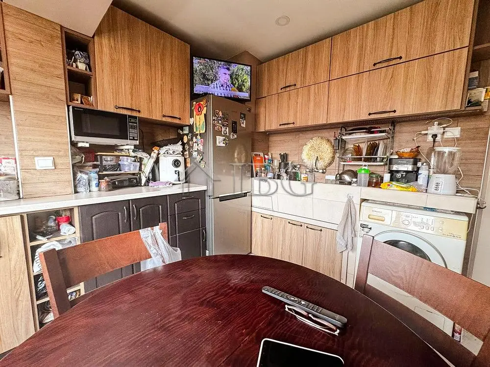 Cocina; electrodomésticos, suelo de madera, luz natural