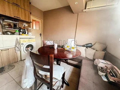 Cocina; suelo de baldosas, electrodomésticos, necesita renovación