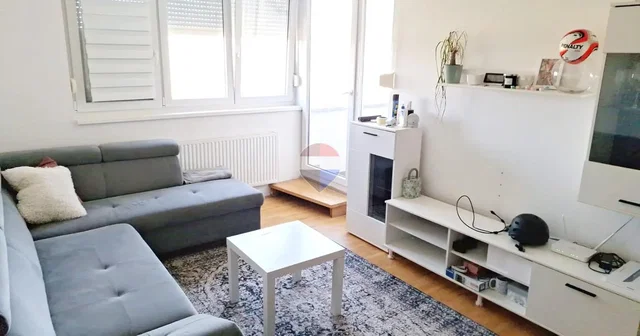Salón; luz natural, suelo de baldosas
