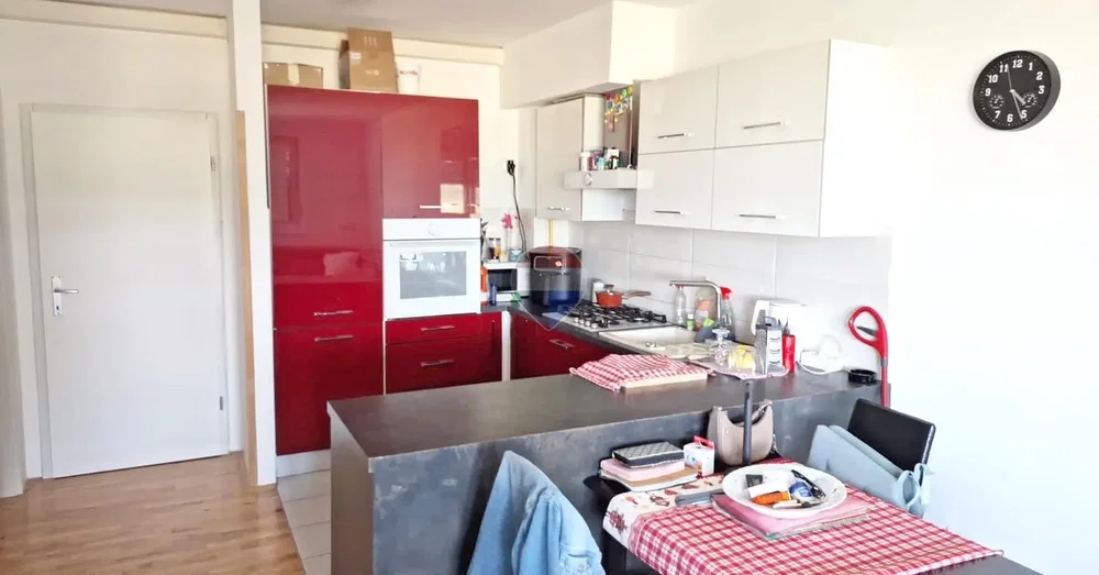 Cuisine; électroménager, lumière naturelle, parquet