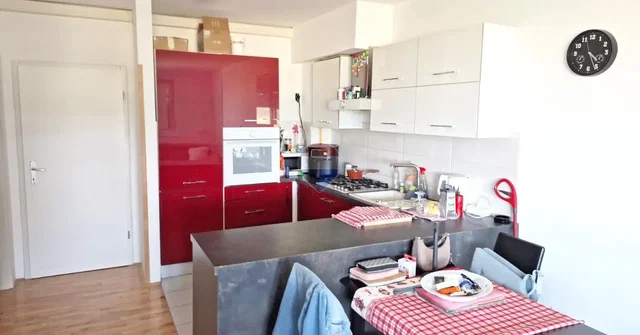 Cocina; electrodomésticos, luz natural, suelo de madera