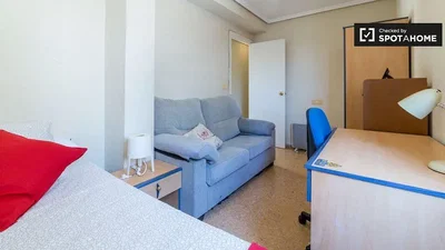 Schlafzimmer; tageslicht, renovierungsbedürftig