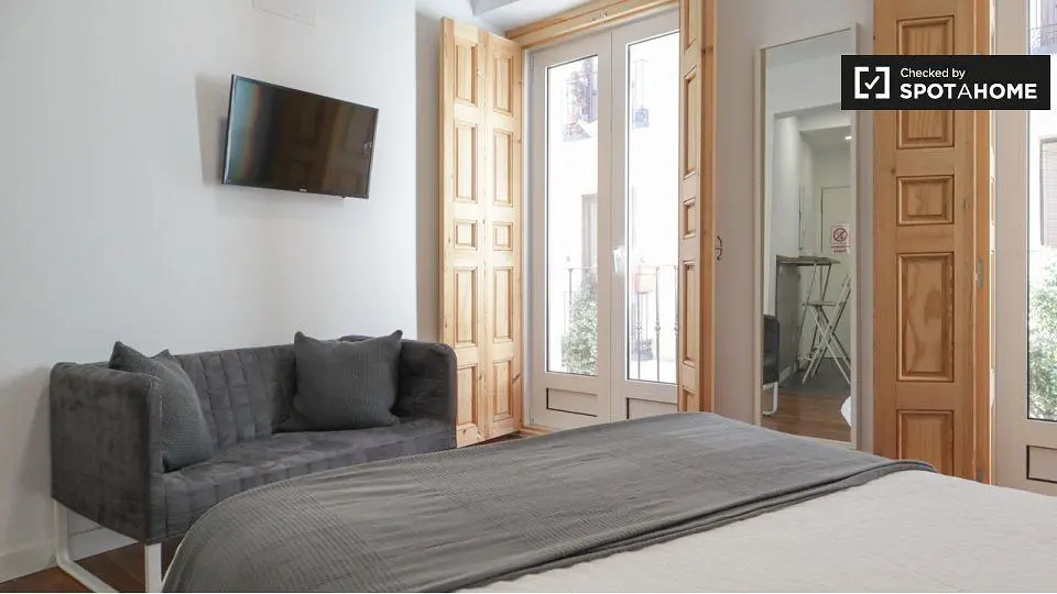 Schlafzimmer; tageslicht, holzbalken, moderner stil