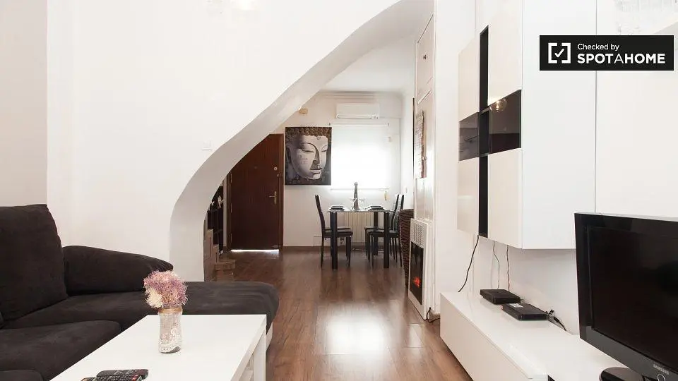 Wohnzimmer; tageslicht, moderner stil, holzboden