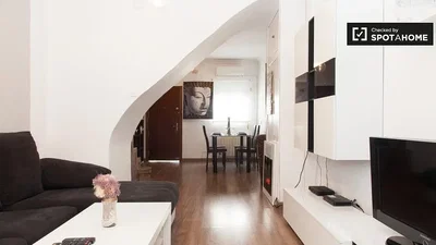 Wohnzimmer; tageslicht, moderner stil, holzboden