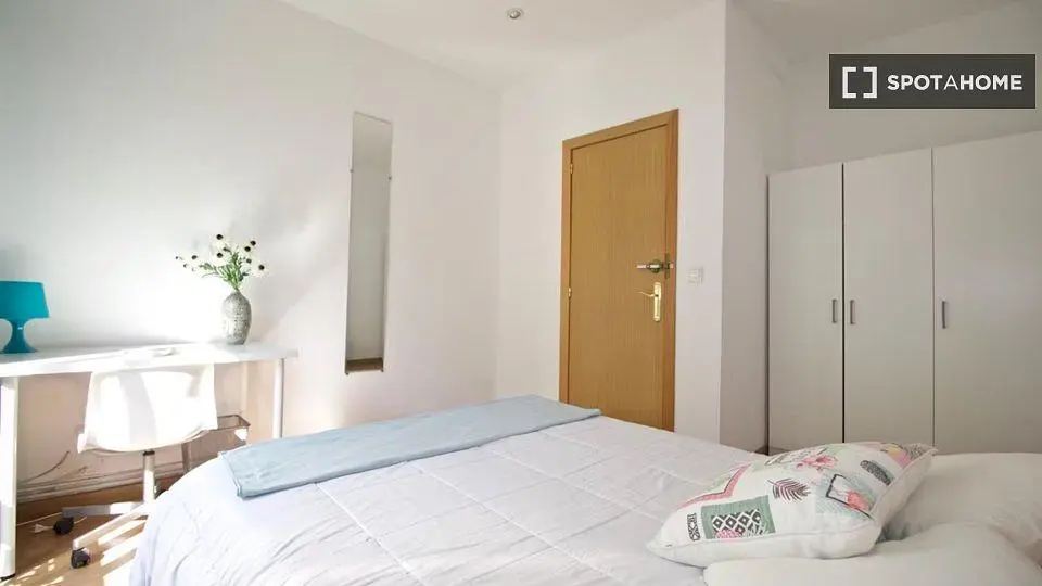 Schlafzimmer; tageslicht, moderner stil