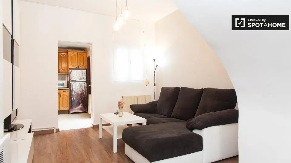 Wohnzimmer; holzboden, tageslicht, moderner stil