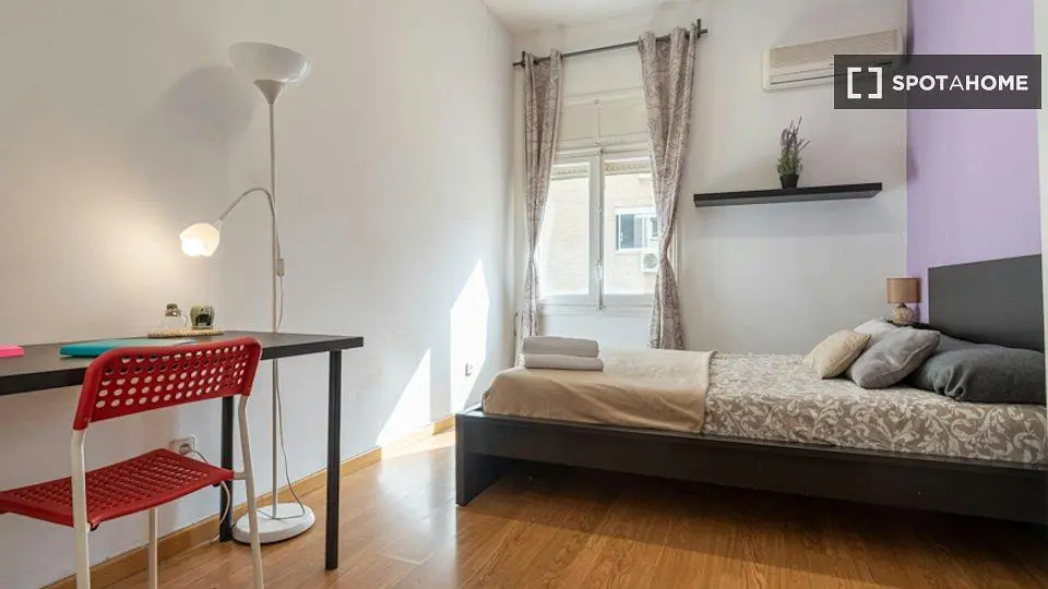 Spavaća soba; drveni pod, prirodno svjetlo