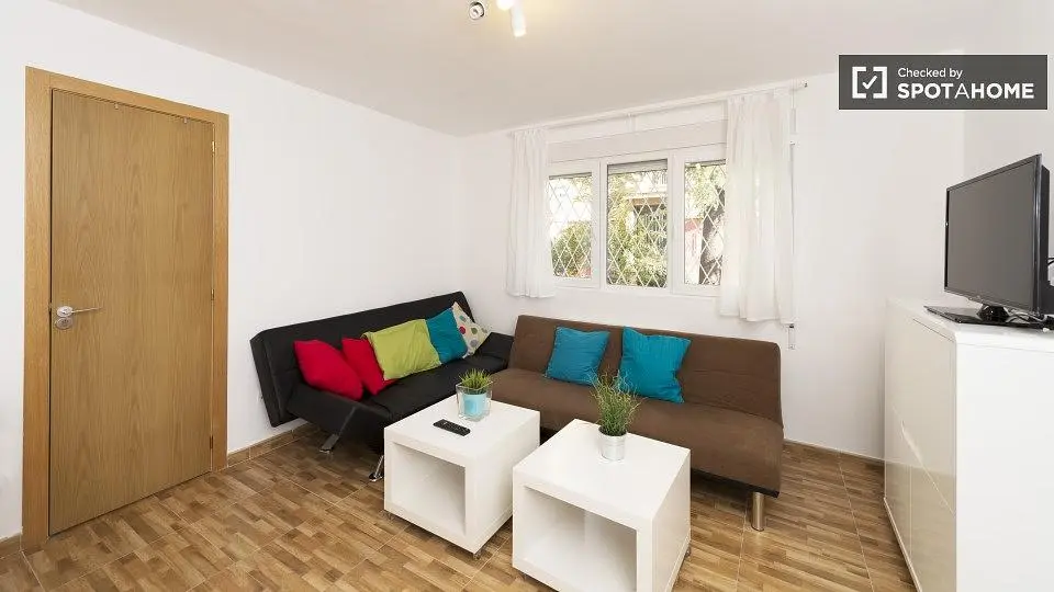 Wohnzimmer; holzboden, tageslicht, moderner stil