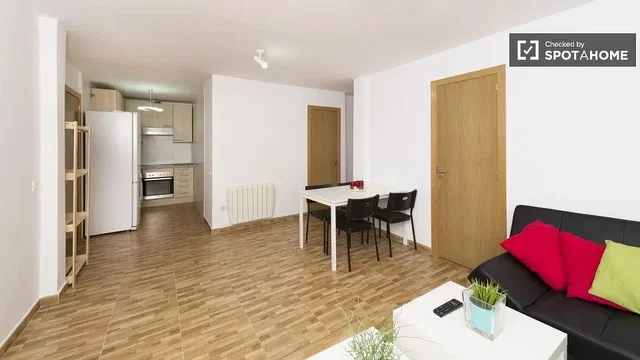 Salón; suelo de baldosas, luz natural, estilo moderno