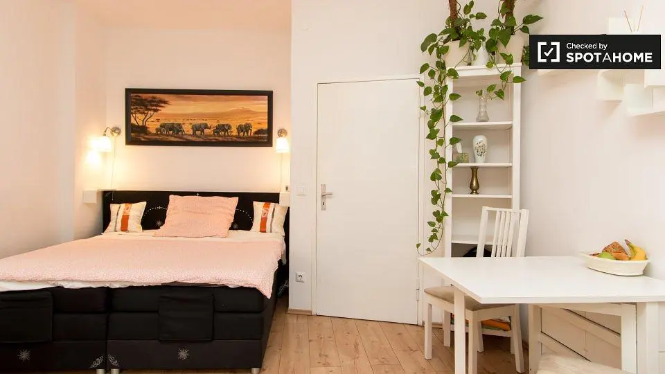 Schlafzimmer; holzboden, tageslicht