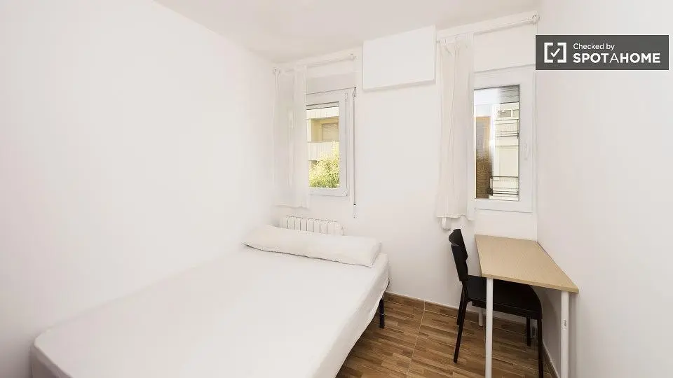 Schlafzimmer; tageslicht, holzboden