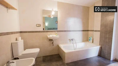 Kupaonica; pločice, potrebna renovacija