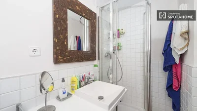 Bagno; pavimento in piastrelle, luce naturale