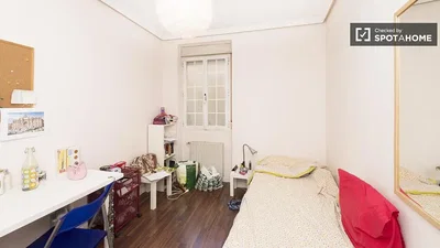 Camera da letto; pavimento in legno, luce naturale