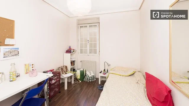 Spálňa; drevená podlaha, prirodzené svetlo