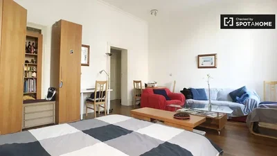 Soggiorno; luce naturale, pavimento in legno