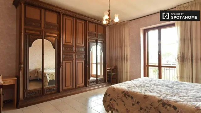 Quarto; luz natural, vigas de madeira