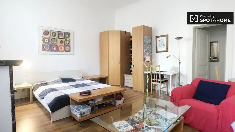 Camera da letto; luce naturale, pavimento in legno, stile moderno
